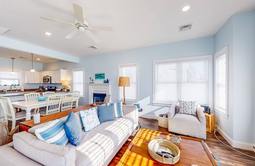 Arundel House | Bright and comfortable 2-level home near the beach w/shared pool, WiFi