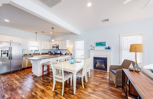 Arundel House | Bright and comfortable 2-level home near the beach w/shared pool, WiFi