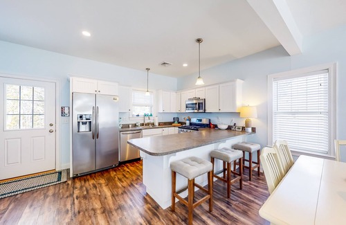 Arundel House | Bright and comfortable 2-level home near the beach w/shared pool, WiFi