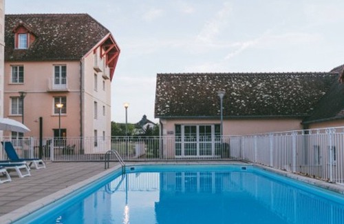 La Roche-Posay Apartment | Bright and comfy 200m from Thermes! With WIFI, pool and private parking.