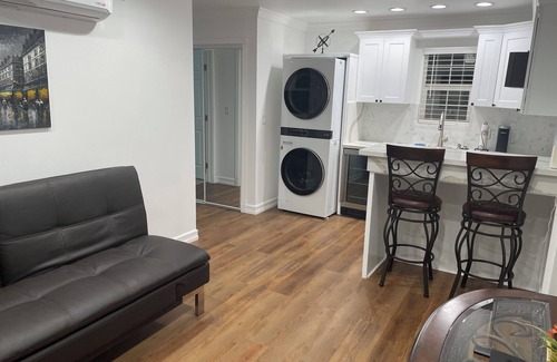 Burbank Apartment | Bright and Cozy Guest House