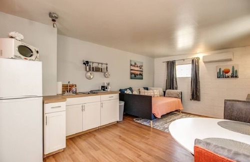 Camelback East Apartment | Bright and Cozy Mid Town Phoenix Zen Yard Studio!