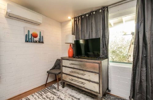 Camelback East Apartment | Bright and Cozy Mid Town Phoenix Zen Yard Studio!
