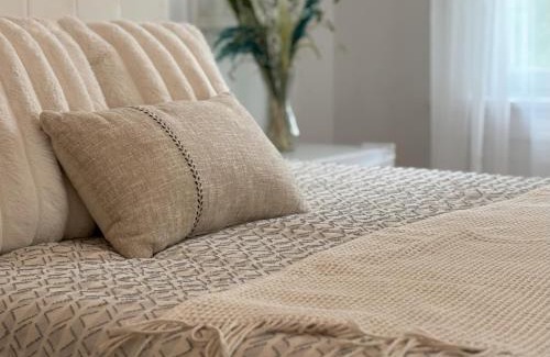 Saugerties South House | Bright and Cozy Room Saugerties