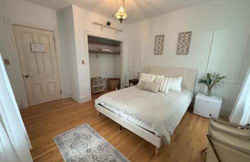 Saugerties South House | Bright and Cozy Room Saugerties