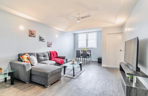 Kirkendall North Apartment | Bright and Modern 2BR Apartment with Netflix