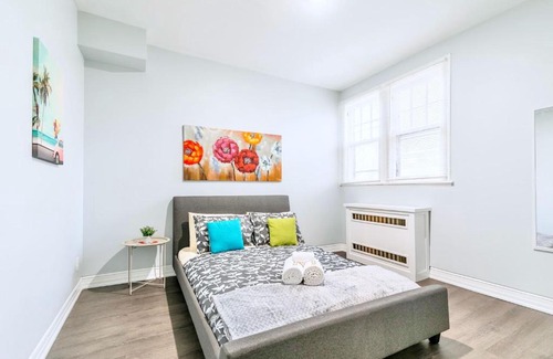 Kirkendall North Apartment | Bright and Modern 2BR Apartment with Netflix