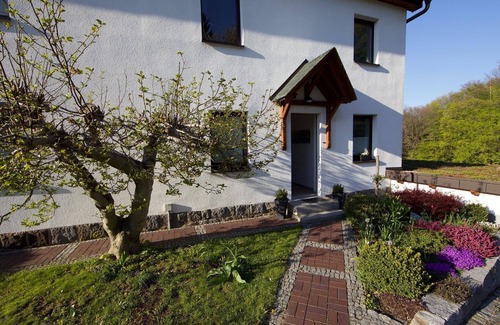 Schirgiswalde-Kirschau Apartment | Bright and modern holiday flat with terrace