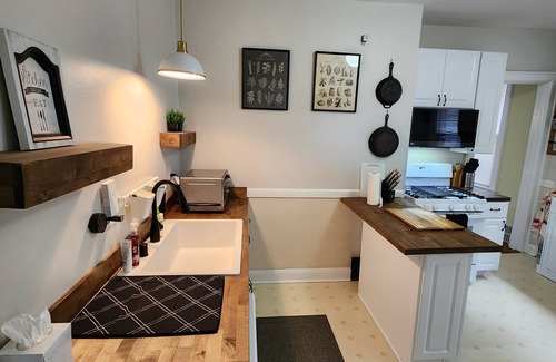 Bay View Apartment | Bright and spacious 2-bedroom apartment with AC, laundry in Milwaukee's Bay View