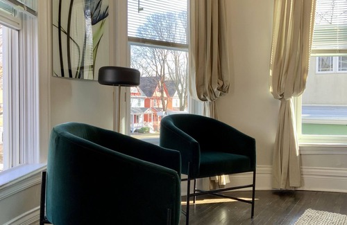 Oak Park Apartment | Bright and Spacious 2BR 2BA Apt., FREE PARKING, Walk to Train