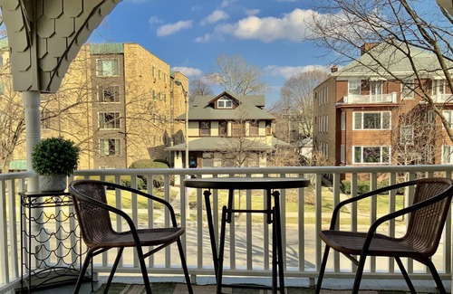 Oak Park Apartment | Bright and Spacious 2BR 2BA Apt., FREE PARKING, Walk to Train