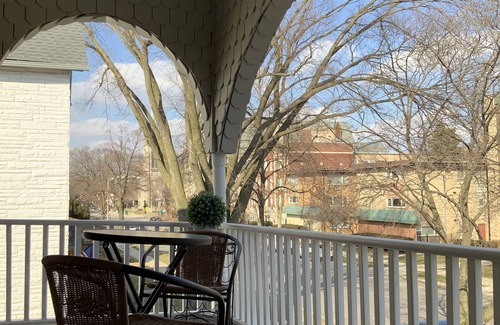 Oak Park Apartment | Bright and Spacious 2BR 2BA Apt., FREE PARKING, Walk to Train