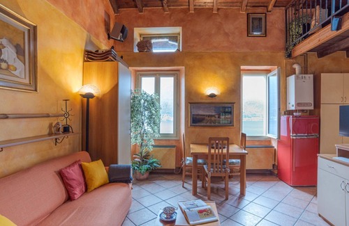 Nesso Apartment | Bright apartment in Nesso with lake view!