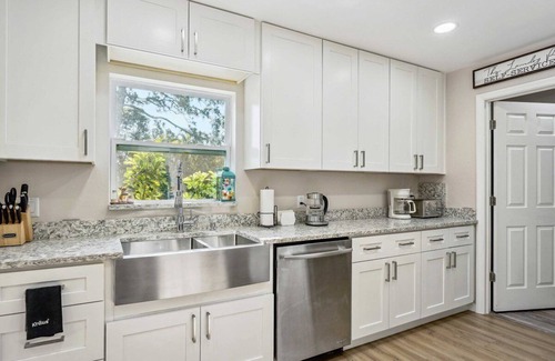 North Port House | Bright, Beautiful Modern Home minutes from Warm Mineral Springs and Beaches