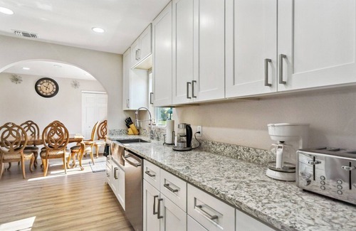 North Port House | Bright, Beautiful Modern Home minutes from Warm Mineral Springs and Beaches