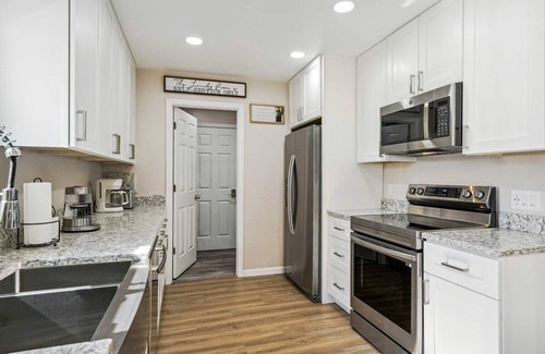 North Port House | Bright, Beautiful Modern Home minutes from Warm Mineral Springs and Beaches