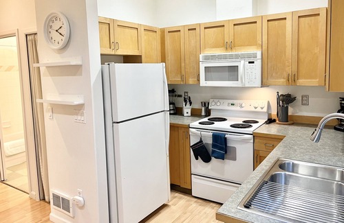 Belltown Condo | Bright Belltown Studio