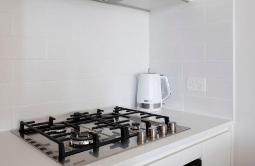 Shellharbour City Centre Apartment | Bright & Breezy Lakeview Retreat in Shellharbour
