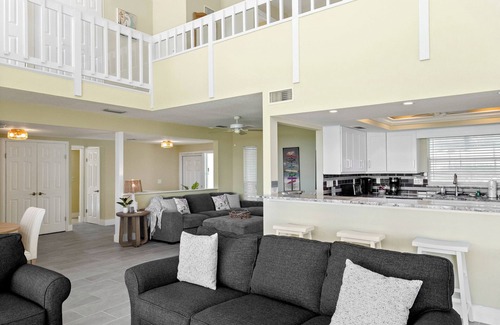 Whitney Beach Villa | Bright Breezy Spacious Bayview Condo-Walk to Beach