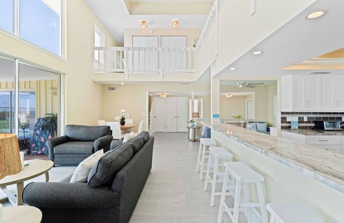 Whitney Beach Villa | Bright Breezy Spacious Bayview Condo-Walk to Beach
