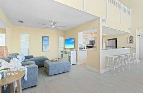 Whitney Beach Villa | Bright Breezy Spacious Bayview Condo-Walk to Beach