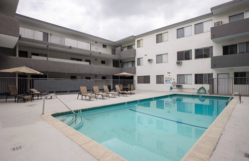 Sawtelle Apartment | Bright Brentwood 2BR w/Outdoor Pool, walk to shops, by Blueground