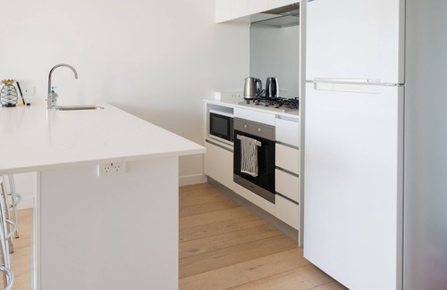 Spring Hill Apartment | Bright Brisbane CBD resort-style escape