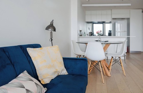 Spring Hill Apartment | Bright Brisbane CBD resort-style escape