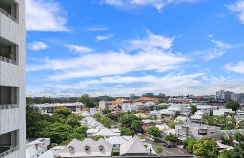Spring Hill Apartment | Bright Brisbane CBD resort-style escape