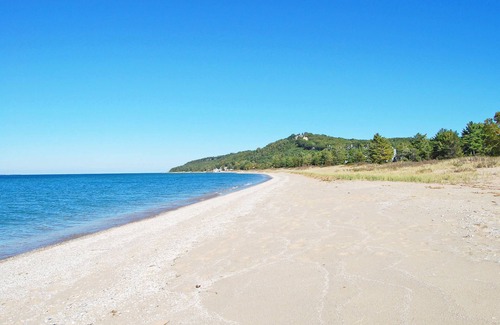 Glen Arbor Condo | Bright, Cheery, 2BR/2BA Beachfront Condo in Glen Arbor's Homestead Resort!