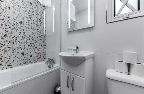 Northumberland Park Apartment | Bright & Colourful House - Best for a Large Groups