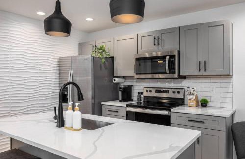 Hillsboro Village Apartment | Bright Condo by Vanderbilt and Belmont, 3 miles to Downtown