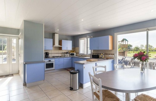 Hardinvast Cottage | Bright cottage near Cherbourg with garden and pets allowed