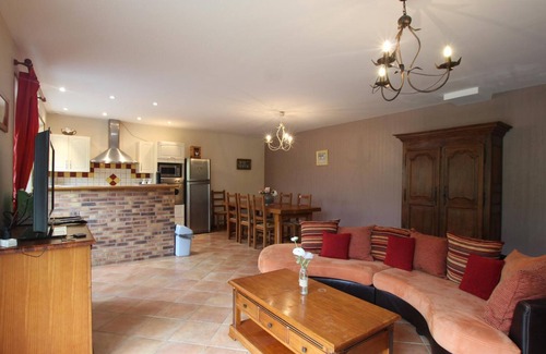 Montsurvent Cottage | Bright country house with pets allowed near beaches