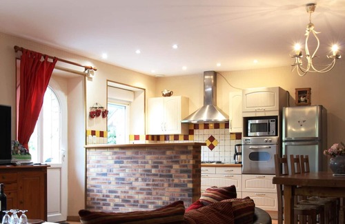 Montsurvent Cottage | Bright country house with pets allowed near beaches