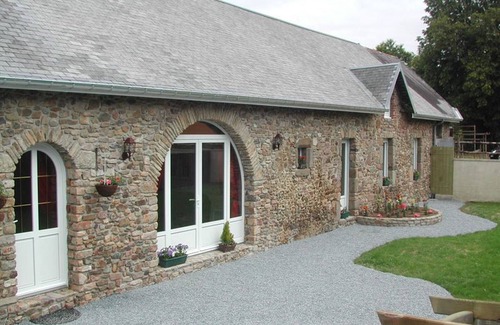 Montsurvent Cottage | Bright country house with pets allowed near beaches