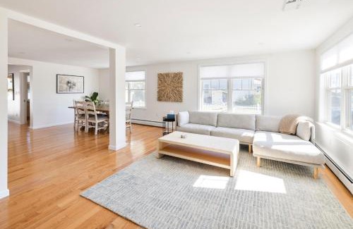 Scarborough House | Bright & Cozy 3BR Home by Pine Point Beach