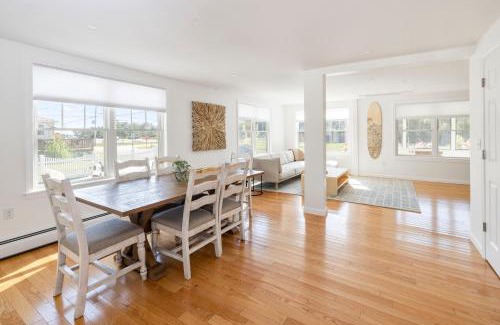 Scarborough House | Bright & Cozy 3BR Home by Pine Point Beach