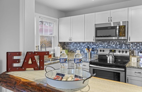 Hendersonville Cottage | Bright & Cozy Bungalow Close To Downtown! Dogs Stay Free!