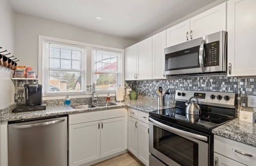 Hendersonville Cottage | Bright & Cozy Bungalow Close To Downtown! Dogs Stay Free!