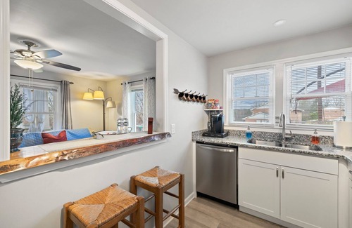 Hendersonville Cottage | Bright & Cozy Bungalow Close To Downtown! Dogs Stay Free!