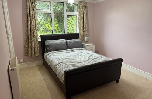 Edwalton House | Bright & Cozy Countryside Bungalow