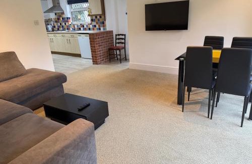 Edwalton House | Bright & Cozy Countryside Bungalow