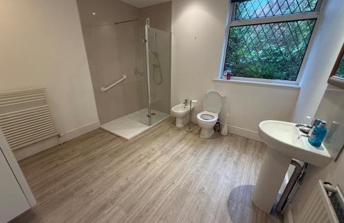 Edwalton House | Bright & Cozy Countryside Bungalow