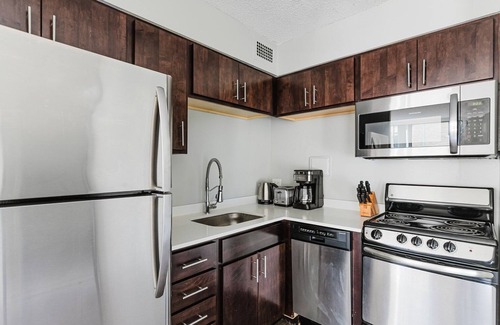 Edgewater Beach Apartment | Bright Edgewater 1BR w/Gym, Deck & Lounge, nr L, by Blueground