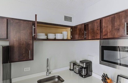 Edgewater Beach Apartment | Bright Edgewater 1BR w/Gym, Deck & Lounge, nr L, by Blueground