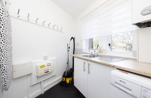 Govan Apartment | Bright Flat Overlooking The Clyde