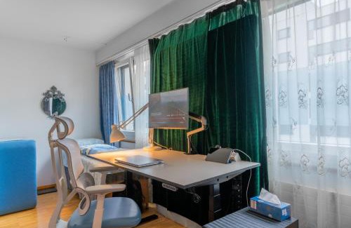 Gundeldingen Apartment | Bright Flat with Workspace near Downton