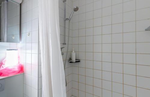 Gundeldingen Apartment | Bright Flat with Workspace near Downton