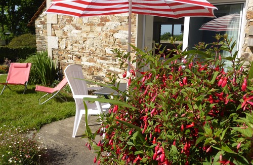 Lannion Apartment | Bright gîte with terrace and quiet garden